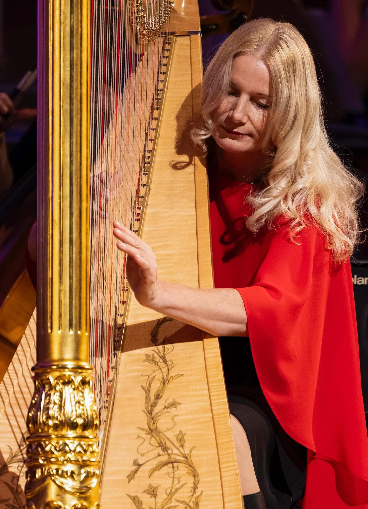 Evelyn Huber mit Harfe